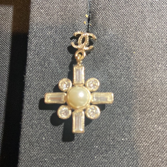 Chanel CC Glass Pearl Stress Earrings - Picture 4 of 7